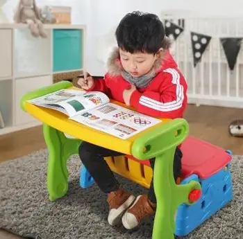 Los niños pequeños mesas plegables y sillas. La tabla de juguetes de aprendizaje