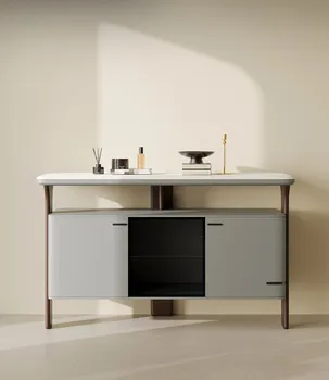 Un moderno y minimalista mármol, armario de almacenamiento para uso doméstico, con una pared de alta gabinete de comedor y una lateral del gabinete